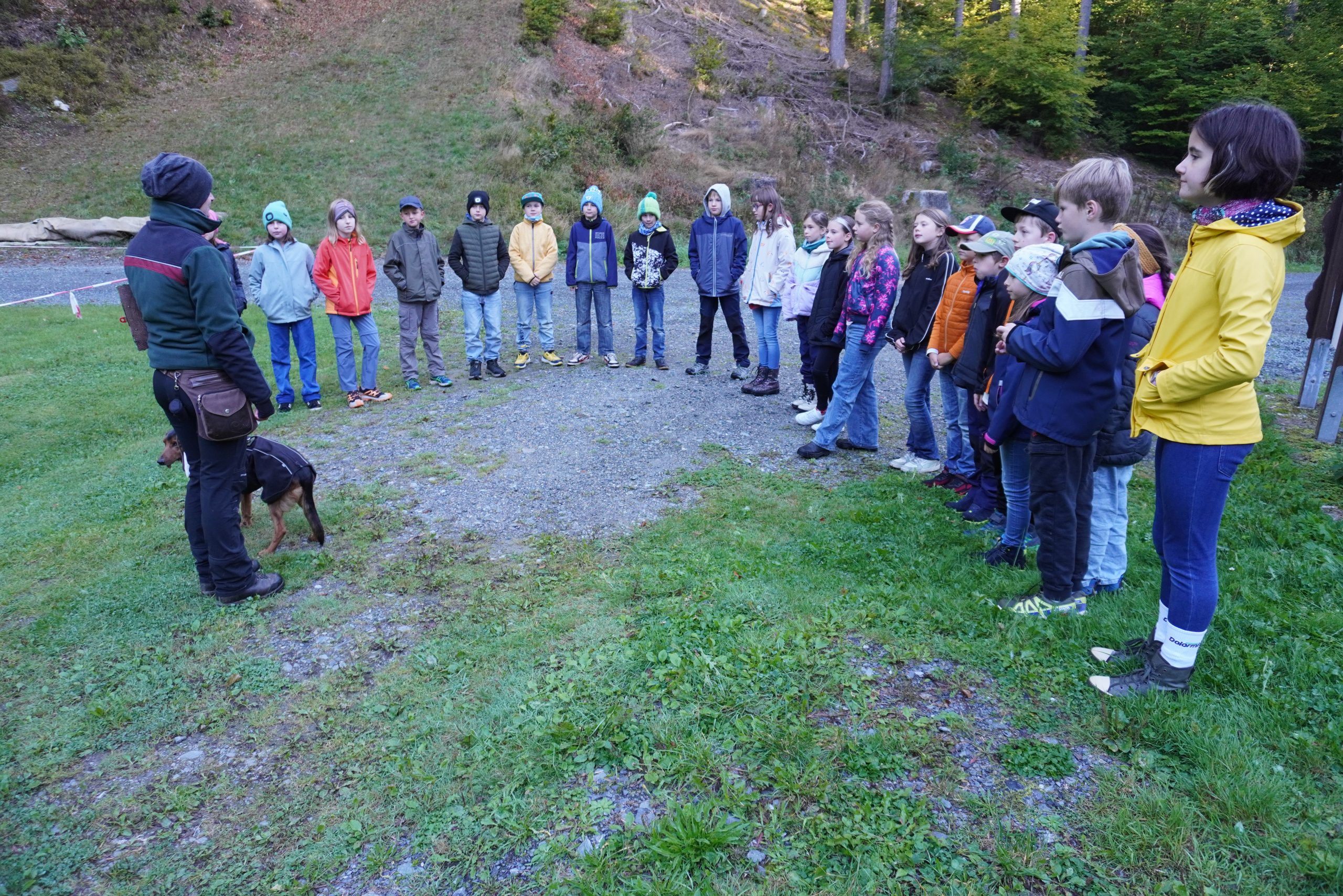 Spannender Waldpädagogik-Tag der Klassen 4a und 4b